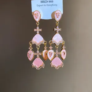 Vue détaillée de boucles d'oreilles vintage avec acétate rose et zircone