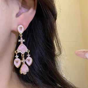 Boucles d'oreilles vintage en acétate rose avec détails de zircons étincelants vue
