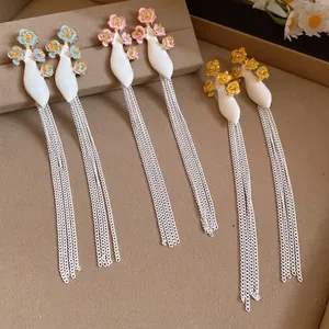 Élégantes boucles d'oreilles fleurs vintage avec longues chaînes et émail coloré
