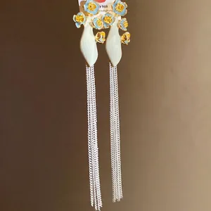 Boucles d'oreilles vintage à pampilles longues avec fleurs en émail et gouttes