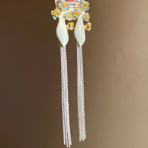 Boucles d'oreilles vintage fleurs en émail avec de longues franges en chaîne