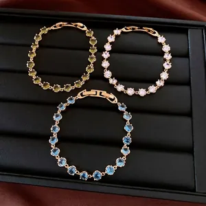 Luxuriöse 18 Karat vergoldete Zirkon Armbänder in Grün Weiß und Blau auf Tablett