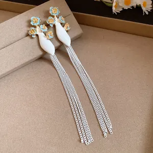 Vue détaillée de boucles d'oreilles vintage fleurs émail bleu et glands argentés