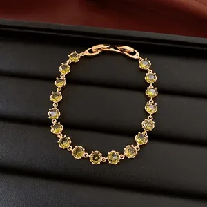 Eleganteres 18 Karat vergoldetes Armband mit grünen Zirkonia und Klappverschluss