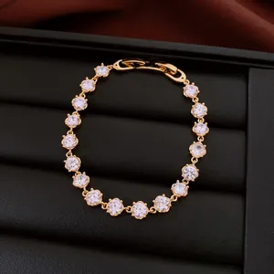 Detailaufnahme eines funkelnden 18k vergoldeten Armbands mit runden Zirkonia auf einer Box