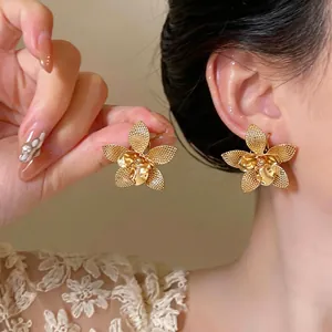 Orecchini a Bottone in Metallo di Ferro Martellato Fiore Lussuosi Vintage Con Perno in Argento Sterling 925 Gioielli Moda Donna