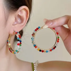 Handgefertigte bunte Glasperlen-Creolen mit einem lebendigen Dopamin-Farbschema