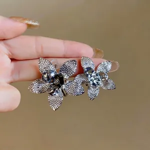Eleganti orecchini a lobo a fiore argento con petali testurizzati per un look lusso