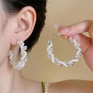 Elegante goldene Creolen mit weißen Perlen und klaren Glasperlen für Damen Modeschmuck