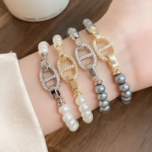 Detailansicht französischer Vintage-Perlenarmbänder mit Schweinenasen-Gliedern.