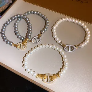 Nahaufnahme von Vintage-Perlenarmbändern mit zirkonia-besetzten Ankerverschlüssen
