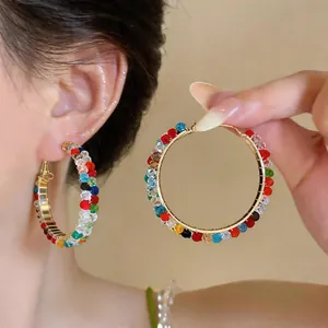 Detailansicht der lebhaften, farbenfrohen Creolen aus facettiertem Glas für Damen