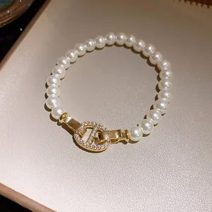 Detail eines französischen Vintage-Perlenarmbands mit Kristall-Schweinenasen-Verschluss.