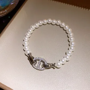 Detailansicht eines Perlenarmbands im französischen Vintage-Stil mit Kristall-Verschluss.