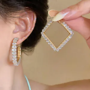 Detailansicht geometrischer Glasperlen-Ohrringe mit elegantem goldenen Finish