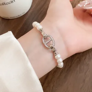 Detailansicht eines französischen Vintage-Perlenarmbands mit glitzerndem Kristallelement.