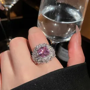 Anello di lusso da donna con zircone rosa taglio cushion e pavé