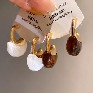 Vintage C-shaped resin drop earrings featuring elegant white marble and dark amber textures
