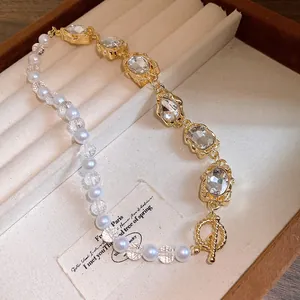 Detailansicht einer Vintage-Halskette mit Strass und Perlen in einer Schmuckschatulle.