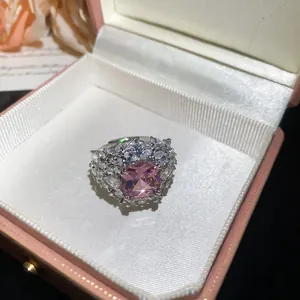 Vista macro dettagliata di un anello di zirconi rosa scintillanti in un portagioie rosa