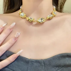 Detailansicht einer Vintage-Halskette mit Kristallen und Perlen im Palast-Stil am Modell