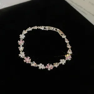 Primo piano dettagliato di un braccialetto di fiori scintillanti in zircone e perle