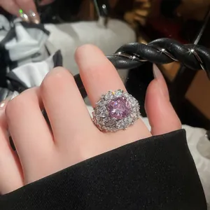 Dettaglio ravvicinato di un lussuoso anello scintillante con zirconi rosa a forma di fiore