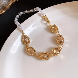 Elegante Vintage-Halskette mit weißen Perlen und bernsteinfarbenen Kristallanhängern.
