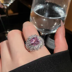 Primo piano di un anello a fiore di lusso in zircone rosa con pietre brillanti