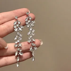 Élégantes boucles d'oreilles pendantes en argent avec des oxydes de zirconium étincelants