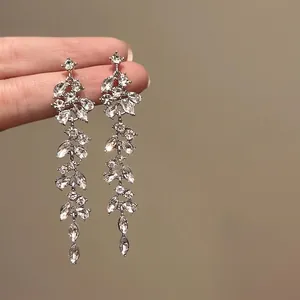 Elégantes boucles d'oreilles longues à pampilles en argent avec zircons brillants.