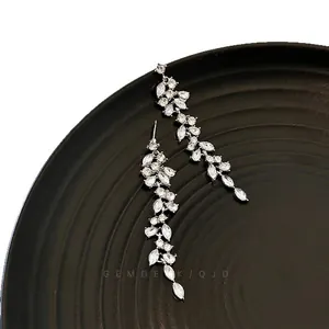 Élégantes boucles d'oreilles à pompons longs avec zircons en forme de feuilles