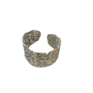 Bracciale rigido traforato in metallo argento minimalista dal design elegante pizzo