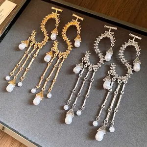Eleganti orecchini a forma di S con nappe di perle a goccia in oro e argento