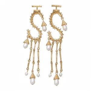 Eleganti orecchini in metallo dorato a forma di S con nappe di perle a goccia d'acqua e drop