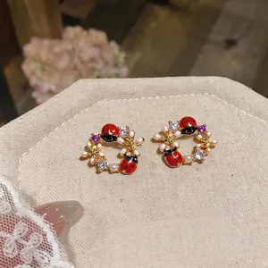 Eleganti orecchini a perno placcati oro 18 carati con coccinella e fiori in zircone