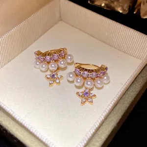 Élégante manchette d'oreille dorée avec zircons violets, perles blanches et pendentif étoile