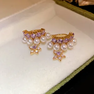 Clips d'oreilles dorés sans perçage avec perles, zircon violet et pendentif en étoile.