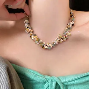 Vintage irregular shell piece choker necklace for bohemian style look