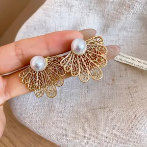 Elegantes pendientes de hoja dorada con perlas blancas brillantes para mujer moda