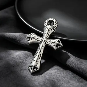 Dettaglio di ciondolo croce gotica vintage intagliata in acciaio per collana uomo