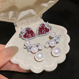 Eleganti orecchini a fragola in zircone e set di perle bianche di lusso per donna