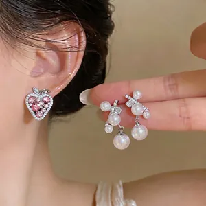 Eleganti orecchini in argento, zircone e perle con un design a fragola rosa