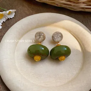 Eleganti orecchini in resina stile Mori con gocce verde oliva e texture crepata