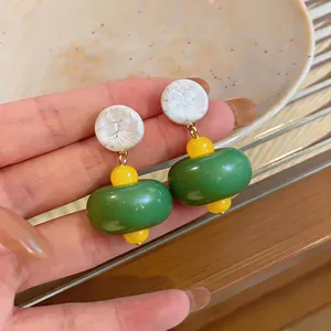Orecchini a perno in resina verde stile Mori con top bianco e perline gialle