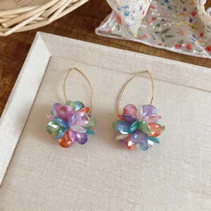 Eleganti orecchini pendenti a sfera di fiori colorati dopamina con ganci dorati.