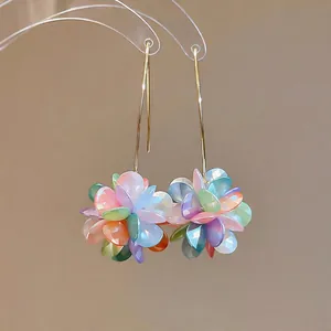 Dettaglio di orecchini a sfera con petali multicolori e ganci dorati eleganti