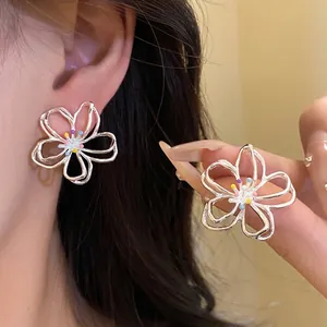 Elegante Hohlblumen Ohrstecker Mit Silber Ohrringpfosten Bunte Strass Akzente Süßer Frischer Modeschmuck Für Damen