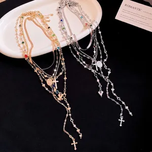 Elegante collana multistrato con ciondolo a croce e perle di cristallo in oro e argento