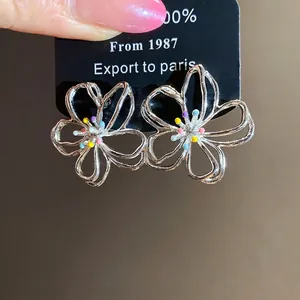 Elegante silberfarbene hohle Blumenohrstecker mit lebhaften bunten Perlenakzenten